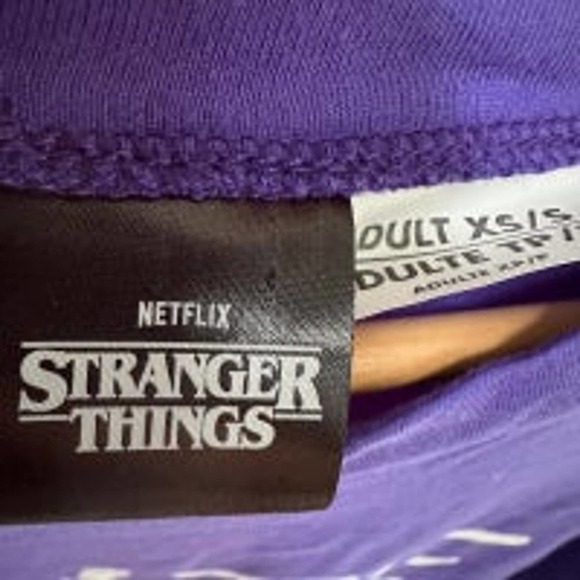 T-Shirt Adult Dustin Byte Off Stranger Things NWT XS 100% Cotton Purple - Picture 6 of 6